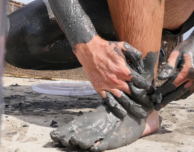 玩泥巴人们被泥巴抹去 西班牙的泥浴女士化妆品程序黏土康复女性皮肤膀子药物温泉背景