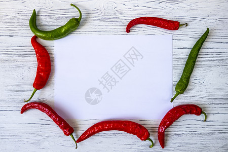 辣椒和黑木头背景的白纸片美食蔬菜桌子烹饪绿色白色厨房燃烧红色食物背景图片