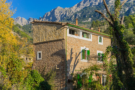 具有美丽山地风景的精美地中海石碑屋图片