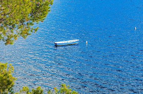 河面划船海报在蓝色海水中划锚划船的典型观点背景