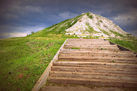 上山到天堂的阶梯绿色天空美丽岩石远足石头旅行楼梯爬坡背景图片