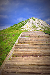 上山到天堂的阶梯楼梯天空美丽石头旅行岩石远足绿色爬坡背景图片