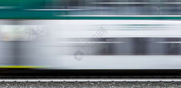 快速火车车站铁路运输小路车辆过境窗户城市车皮旅行高清图片