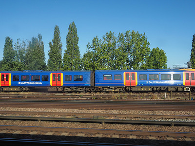 伦敦西南铁路列车蓝色英语红色联盟火车交通运输社论轨道背景图片