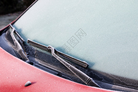 汽车霜冷冻的红色汽车挡风玻璃背景