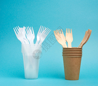 塑料发刷一次性餐具中不可降解的塑料杯和叉 a背景