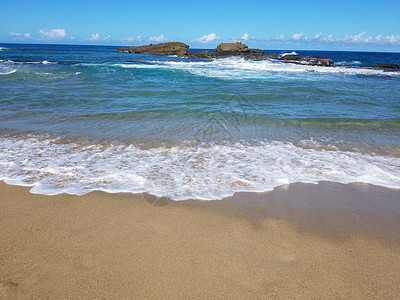 波多黎各伊莎贝拉海滩的沙浪和海浪海洋波浪海岸热带岩石背景