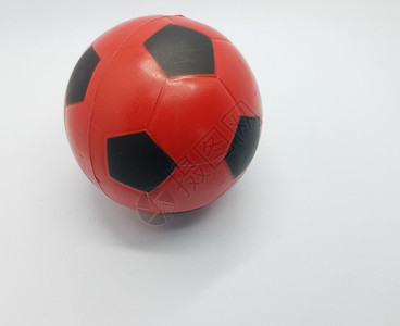 白色背景的红色和黑色足球球运动背景图片
