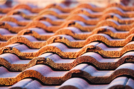 屋顶瓷砖的设计设计要对齐并能够堆叠成防水 防雨和抗日晒房子卵石住宅制品黏土历史材料建筑陶瓷背景图片