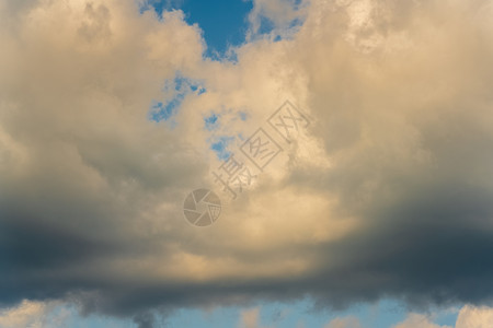 云层覆盖 云朵在雨前横扫蓝天的天空变化背景图片