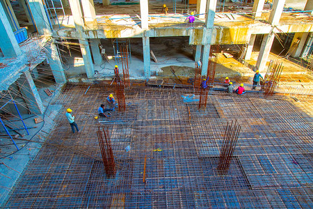 印度古瓦哈蒂  2019 年 6 月 工人正在古瓦哈蒂建造一座新建筑纪念碑劳动安全职业项目木头工程金属劳动者天空背景