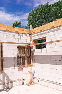 正在建造的房屋 煤气混凝土块墙壁 木制加固和混凝土地基积木材料木板气体木头充气砖墙石方框架建设者背景图片