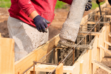 备案价把水泥或混凝土用自动泵在基金会形式上铺设水泥或混凝土的建筑工人建设者房子基础设施固井项目备案金属混合器钢筋管道背景