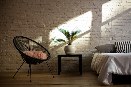 简易的现代卧室室内 床边有鲜花活公寓椅子装饰风格酒店建筑学家具枕头房子阁楼背景图片