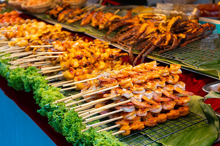 亚洲街头食品市场 食品柜台 小烧烤棍上也叫Satey海鲜油炸烹饪午餐食物炙烤餐厅旅游肉丸小吃背景图片