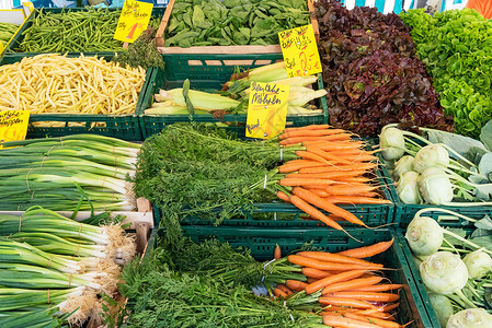 小红帽与大灰狼与新鲜蔬菜相配的市场背景