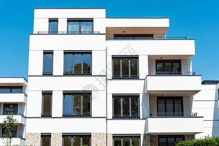 在柏林看到的新白色城镇住宅背景图片