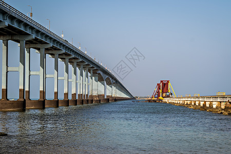 印度泰米尔纳德邦潘班的公路桥和铁路桥 一个框架高清图片