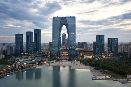 中国苏州金吉湖的 生物多样性公约 建筑蓝色旅行天空办公室景观摩天大楼金融工业园地标建筑物背景图片