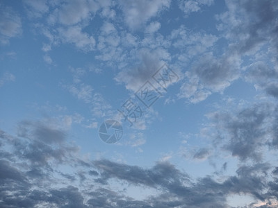 深蓝色的天空与云彩背景蓝色白色天气空白蓝天墙纸风暴背景图片