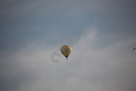 在蓝色的夏日天空中悬浮着多彩热气球闲暇圆形丝绸黄色驾驶篮子运动假期运输自由背景图片