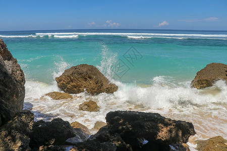 水碰撞海浪在岸边喷涌 海浪席卷海滨海景悬崖海岸石头天空风暴热带碰撞旅游蓝色背景