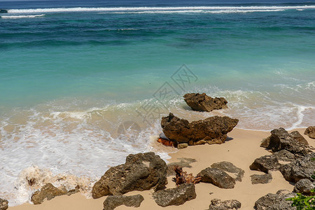 波尔蒂芒印度尼西亚巴厘岛的岩石和沙滩悬崖海洋海角孤独晴天热带太阳海岸蓝色旅行背景