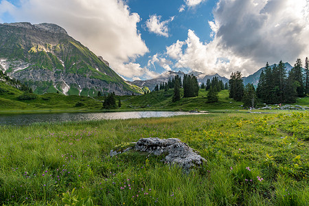 在美丽的莱奇奎伦山上 飞得惊人的远足高山旅游假期家庭旅行首脑农村风光全景娱乐图片