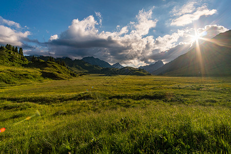 在美丽的莱奇奎伦山上 飞得惊人的远足全景假期顶峰旅行茅屋风光娱乐旅游冒险农村背景图片