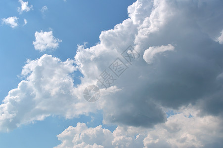 美丽的蓝色天空 有云场景戏剧性太阳天气阳光日落背景图片