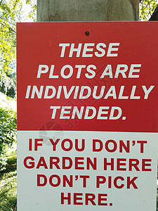 花园地不在这里采摘照顾警告地块花园白色红色咨询背景图片