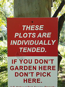 花园地不在这里采摘照顾花园地块咨询红色警告白色背景图片