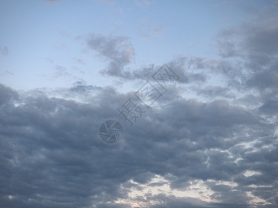 深蓝色的天空与云彩背景蓝天墙纸蓝色白色天气风暴空白背景图片