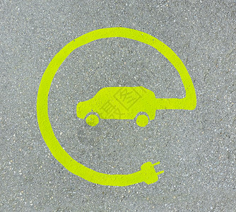 插头标志EV  电动车辆充电站标志 沥青纹理上的E标志汽油叶子石油运输化石生态活力气体电力力量背景