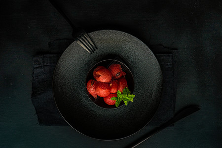 夏季甜点加西瓜盘子石器刀具石头银器薄荷餐巾环境餐具背景图片