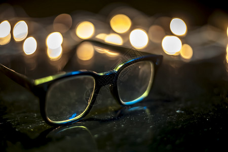 黑色或黑色的眼镜或木质表面的阅读眼镜办公室蓝色文档眼睛木头工作镜片配饰教育桌子背景图片