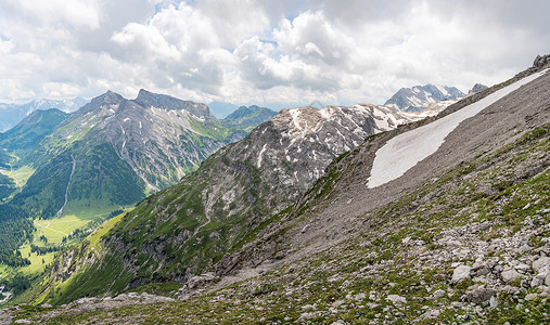 格伦科在奥地利沃拉尔贝格的莱克伦山上 飞速攀登岩石全景草地顶峰天堂环境登山远足农村娱乐背景