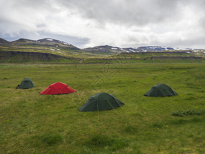 红色的帐篷Hornvik 露营地拥有三个绿色帐篷和一个红色帐篷 可以欣赏到偏远自然保护区美丽的 Hornbjarg 悬崖的景色 那里有绿色背景