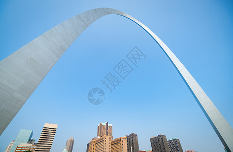美国密苏里州圣路易斯 建筑和著名拱门建筑物建筑学公路地标拱形蓝色照片城市景观天空背景图片