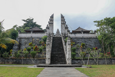 石头楼梯印度尼西亚巴厘岛的巨型庙宇楼梯 写寺庙建筑学水泥石头传统圣所入口宗教脚步游客背景