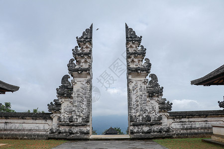 由Lempuyang寺庙建造的天堂之门 这个著名的Instagram城门没有假照镜反射物上帝吸引力天空旅行历史纪念碑石头遗产建筑背景