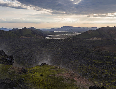 轰六三角编队冰岛高地Fjellabak自然保护区Sunrisising的和地热烟雾 三角河和Rhyolit山喷气冒险爬坡高地火山橙子苔藓旅行背景