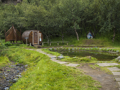 雷神别名怒雷神2019年8月3日 冰岛索尔斯摩尔克河谷Birch森林Husadalur营地带有桑拿的地热地热热池背景