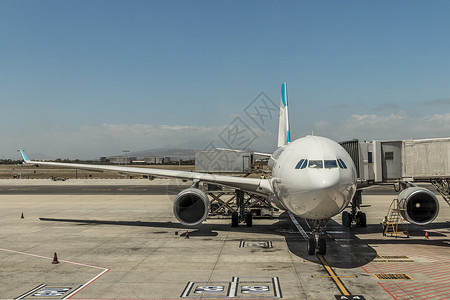 舷梯南非机场的飞机 航班和飞机都是非洲航空局的背景