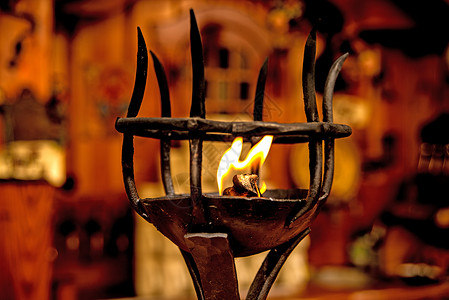 中世纪街头市场上的油灯艺术火焰静音街头市场灯光背景图片