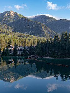 山地景观 对瓦尔浦的布雷斯湖进行反思远足木头旅游天空反射森林高山针叶树风景编译器图片