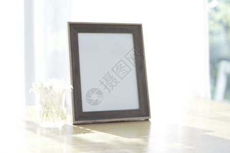 老照片框用于填充或插入文字并用于背景工作的带白色空间的 Wooden 照片框背景