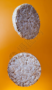 小麦面包掉落于橙色背景 广告照片 近距离介绍健康午餐白色粮食商品茶点小吃面团营养烘烤背景图片