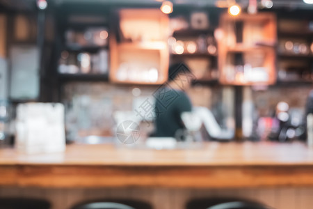 具有客户背景的模糊咖啡和餐厅咖啡厅男人桌子店铺木头零售窗户城市墙纸顾客咖啡店背景图片