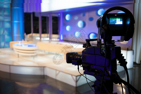 录像摄影机     电视演播室录制节目舞台广播布景设备相机新闻信息媒体照明背景图片